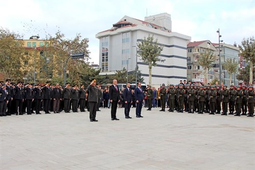 Kaymakamımız Sayın Nazmi Günlü'nün Katılımıyla Atatürk Anıtı Önünde Çelenk Sunma Töreni Gerçekleştirildi